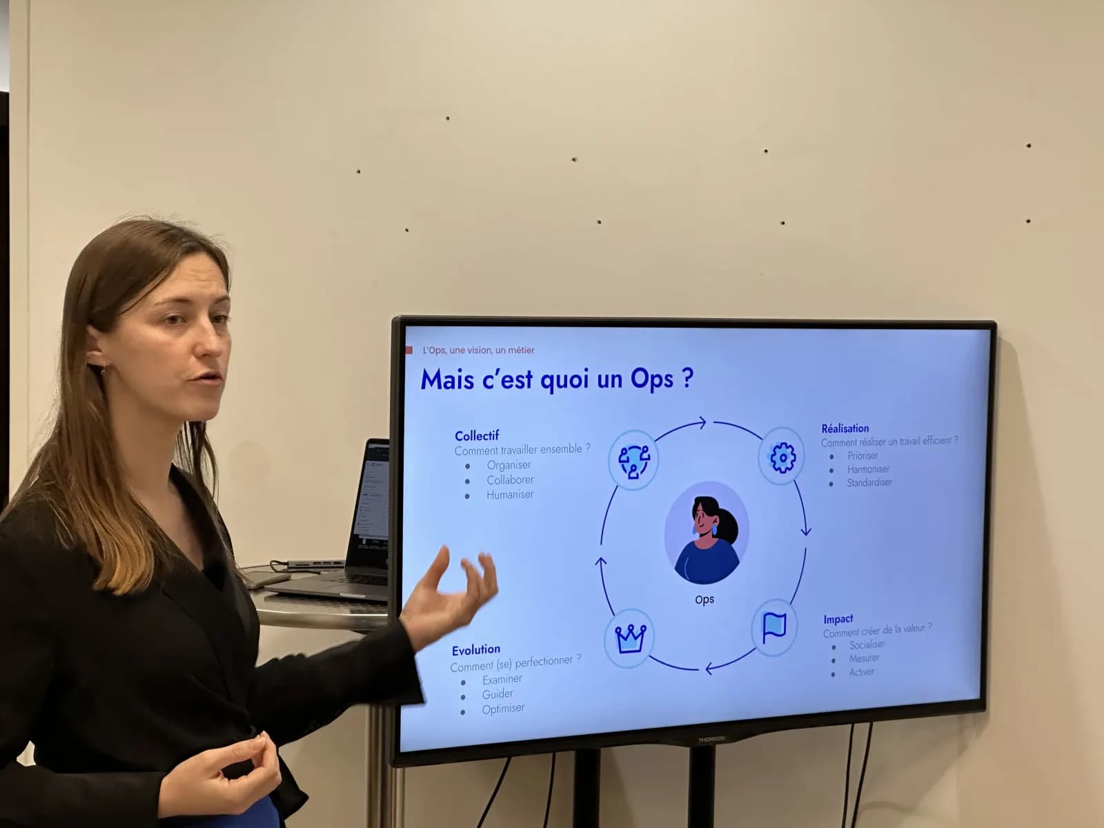 Une intervenante présente la slide « Mais c'est quoi un Ops ? »
