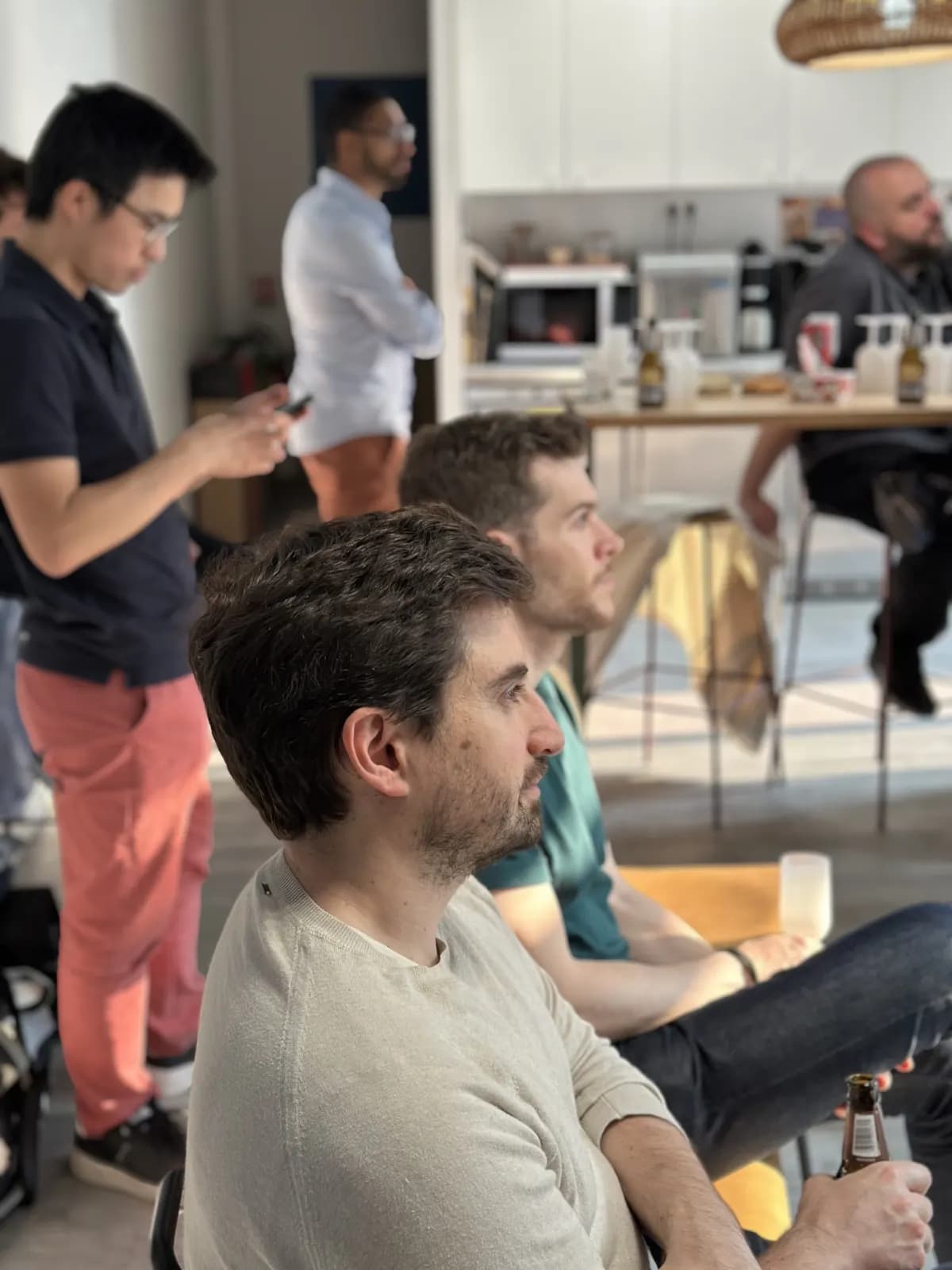 Des participants écoutent une intervention pendant la session sur l'IA de juin 2025