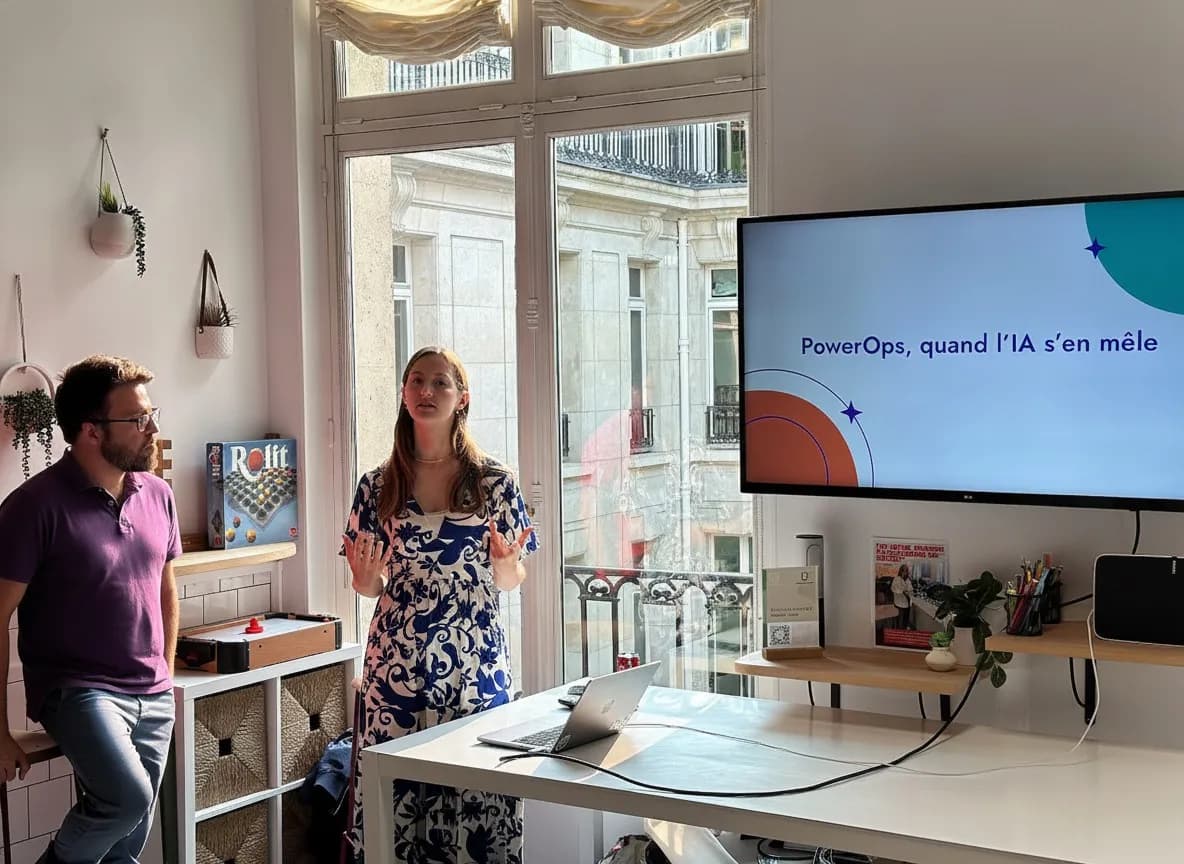 Une intervenante présente « PowerOps, quand l'IA s'en mêle » lors d'une session