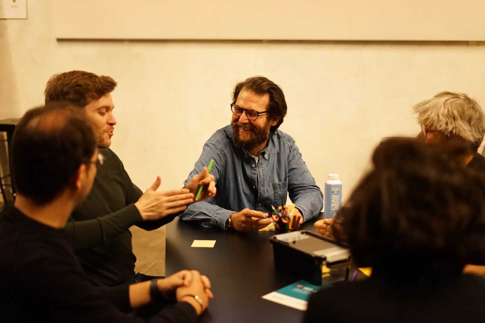 Une table de participants en pleine discussion pendant un atelier, à la rentrée 2025
